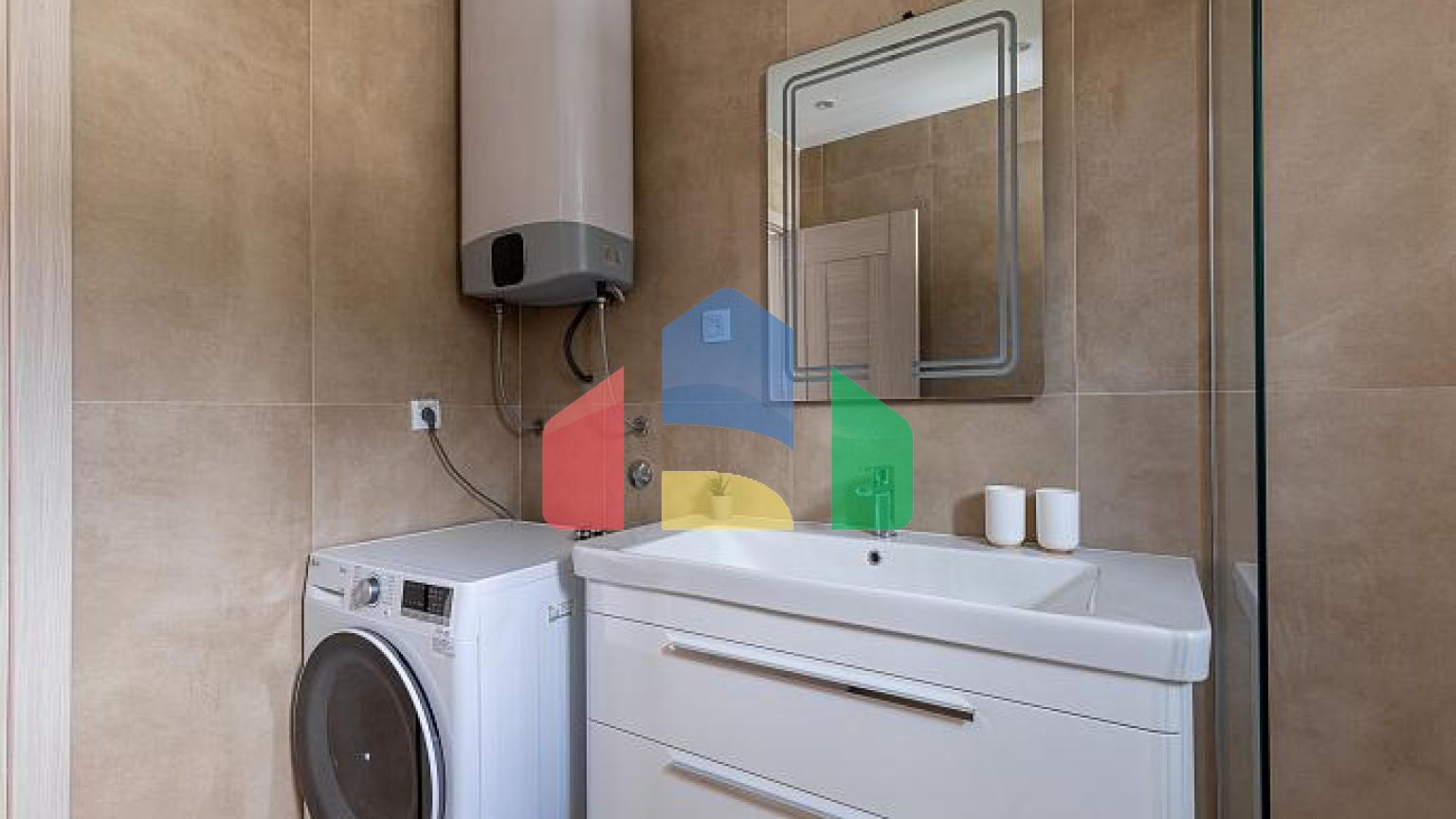 Продаётся эксклюзивная полностью меблированная просторная квартира с большой террасой.