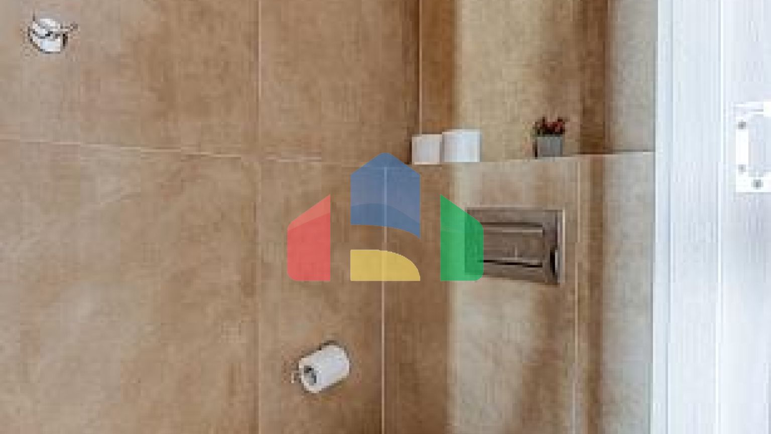 Продаётся эксклюзивная полностью меблированная просторная квартира с большой террасой.