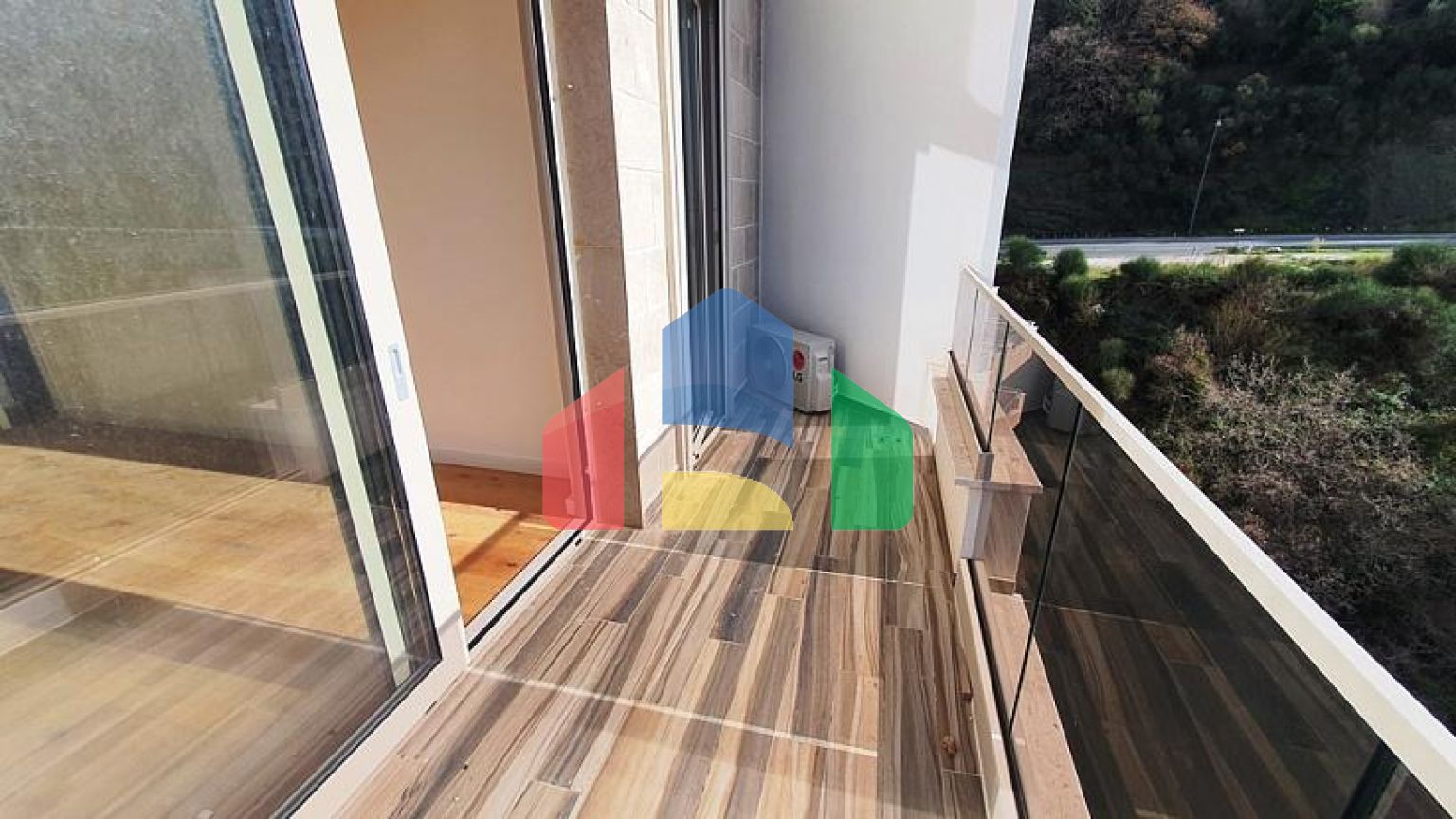 Трехкомнатная квартира с панорамным видом на море недалеко от Будвы