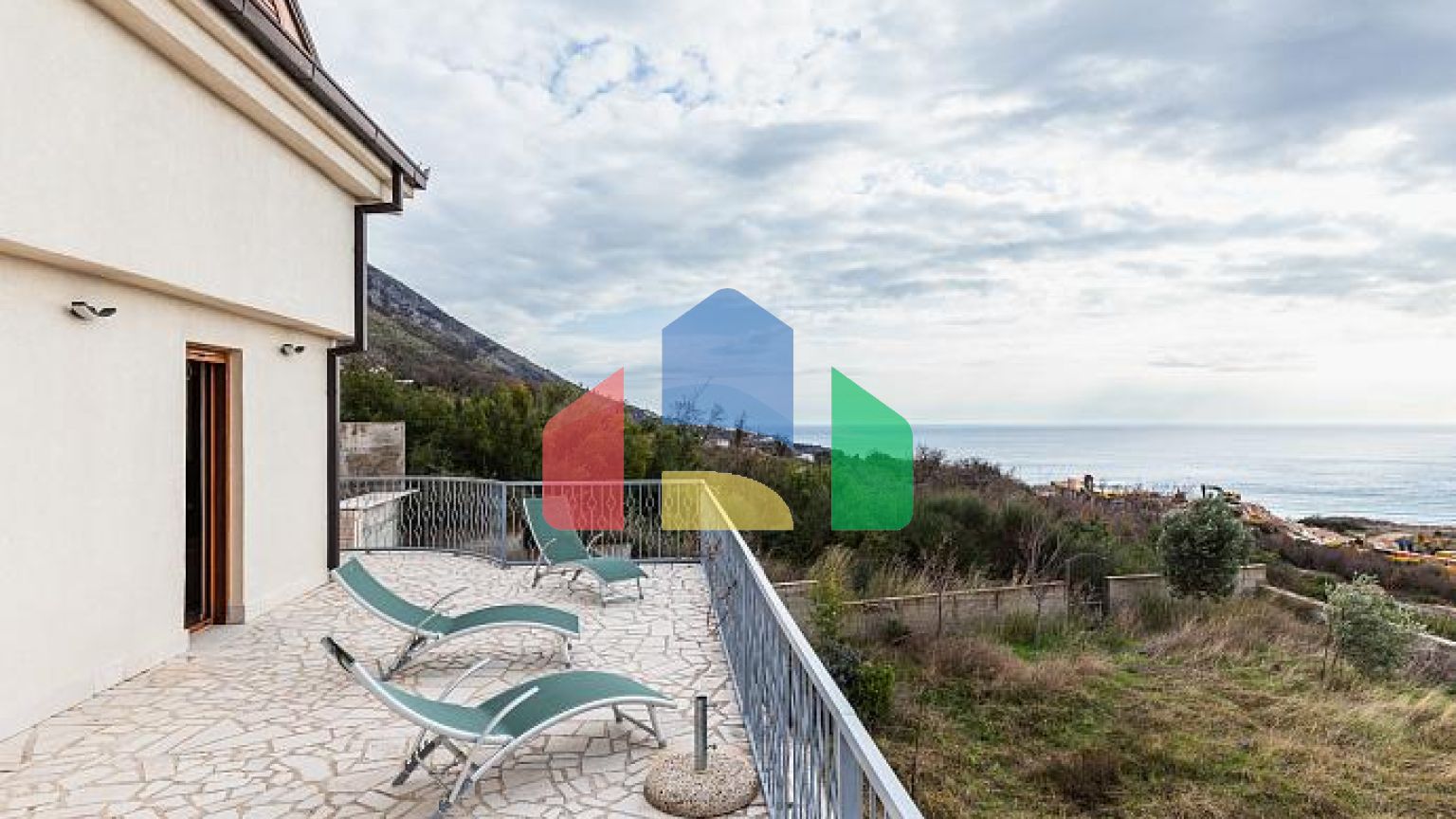 Просторный 3-этажный дом с видом на море в Близикуче