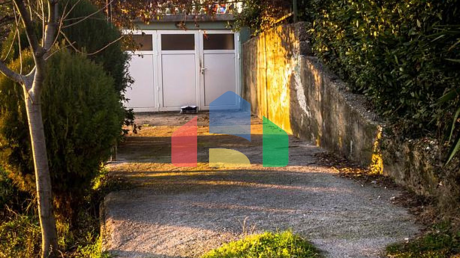 Дом с участком и панорманым видом на Будву