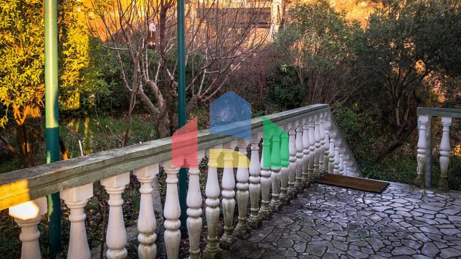 Дом с участком и панорманым видом на Будву