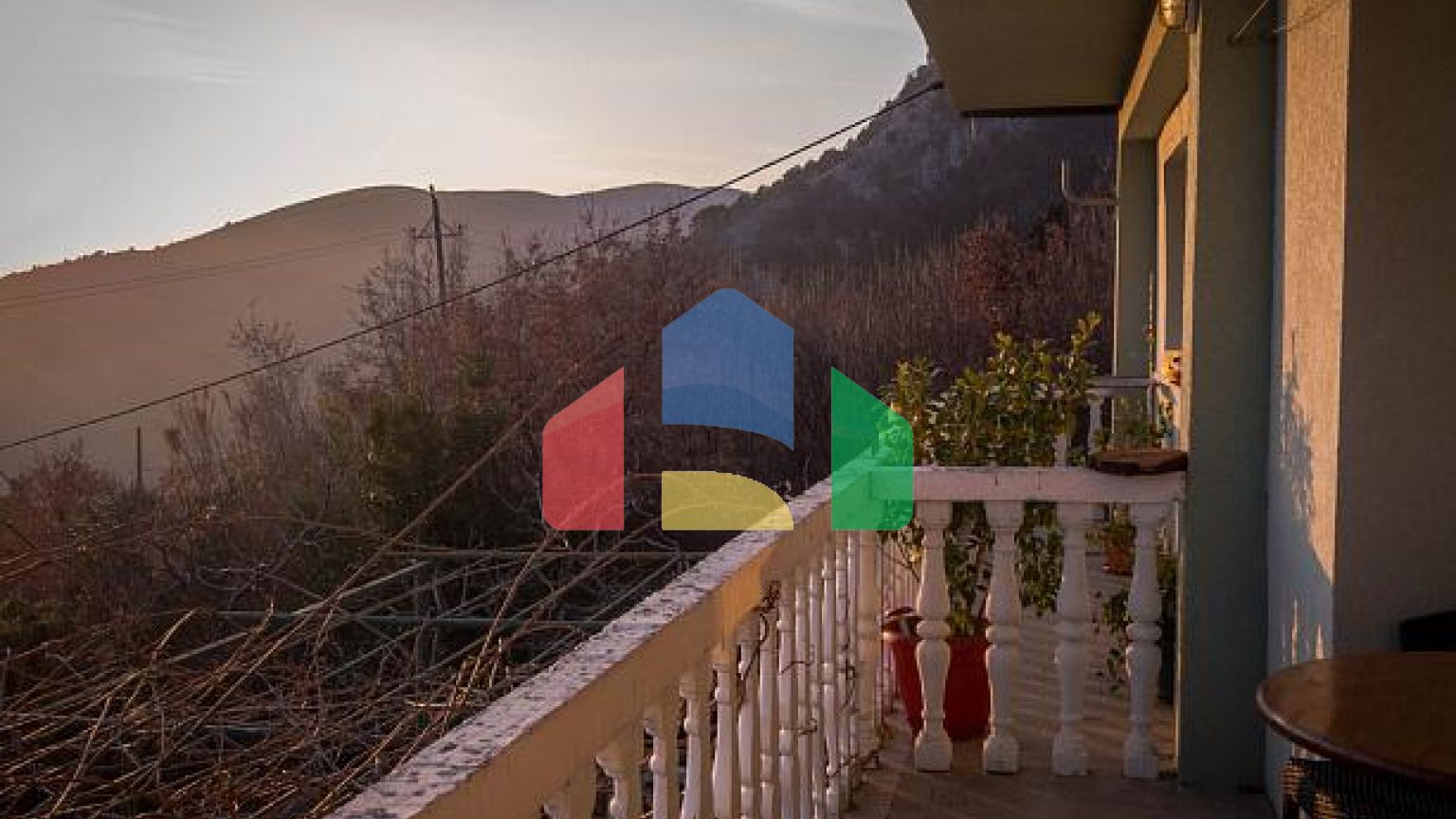 Дом с участком и панорманым видом на Будву