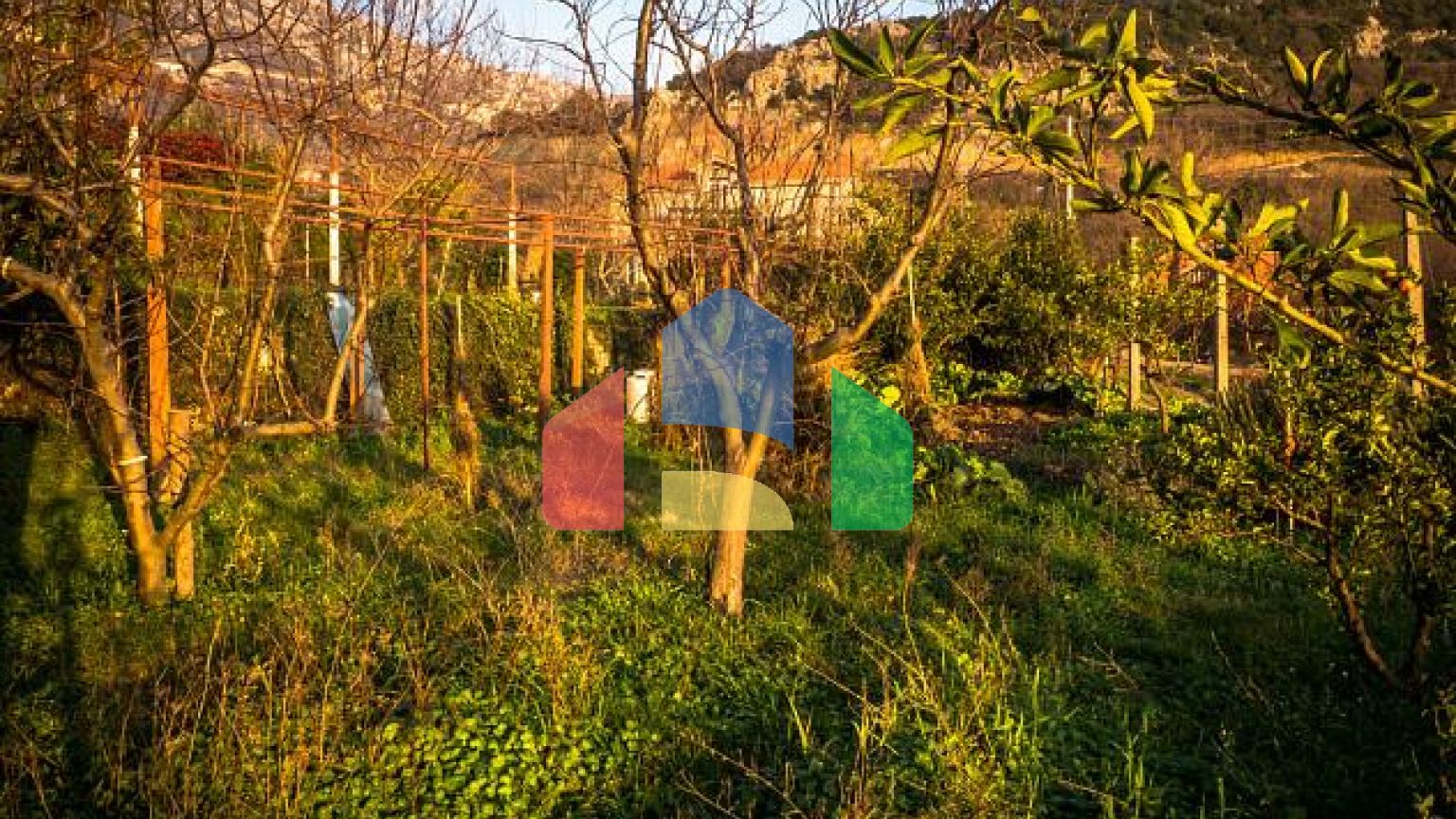 Дом с участком и панорманым видом на Будву