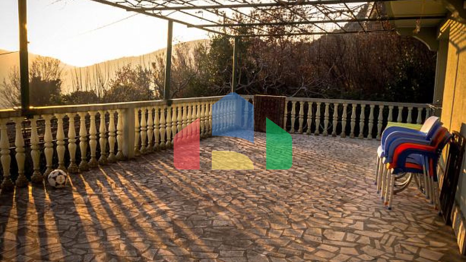 Дом с участком и панорманым видом на Будву