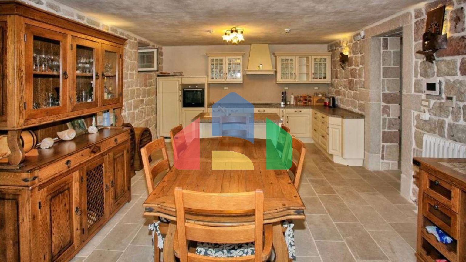 Вилла с бассейном с потрясающим видом в Скочидевойка