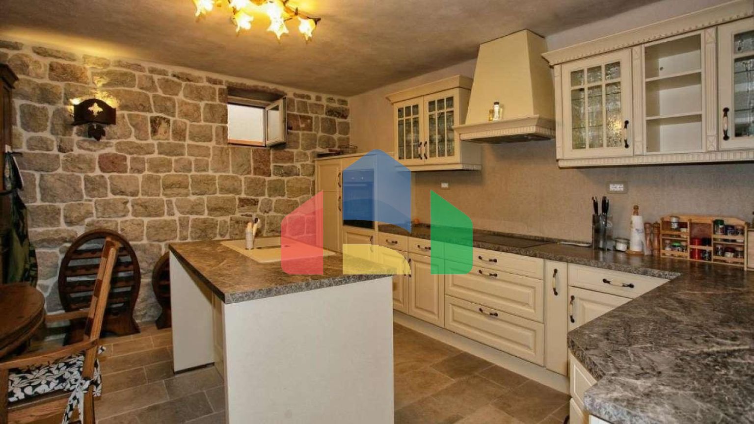 Вилла с бассейном с потрясающим видом в Скочидевойка