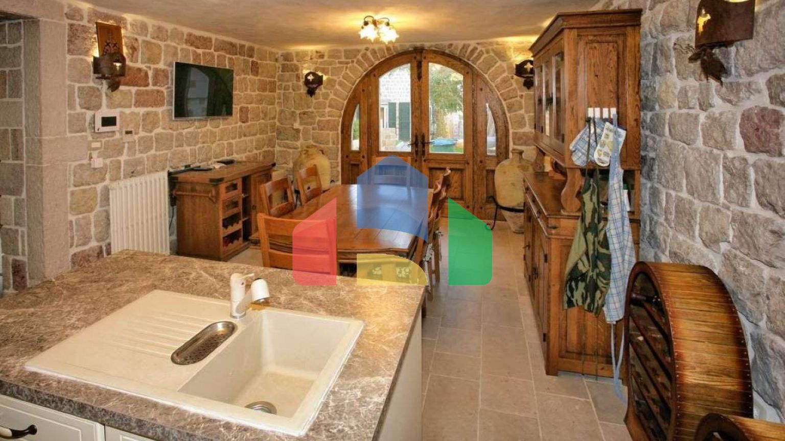 Вилла с бассейном с потрясающим видом в Скочидевойка