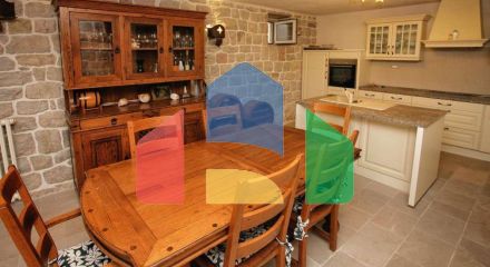 Вилла с бассейном с потрясающим видом в Скочидевойка