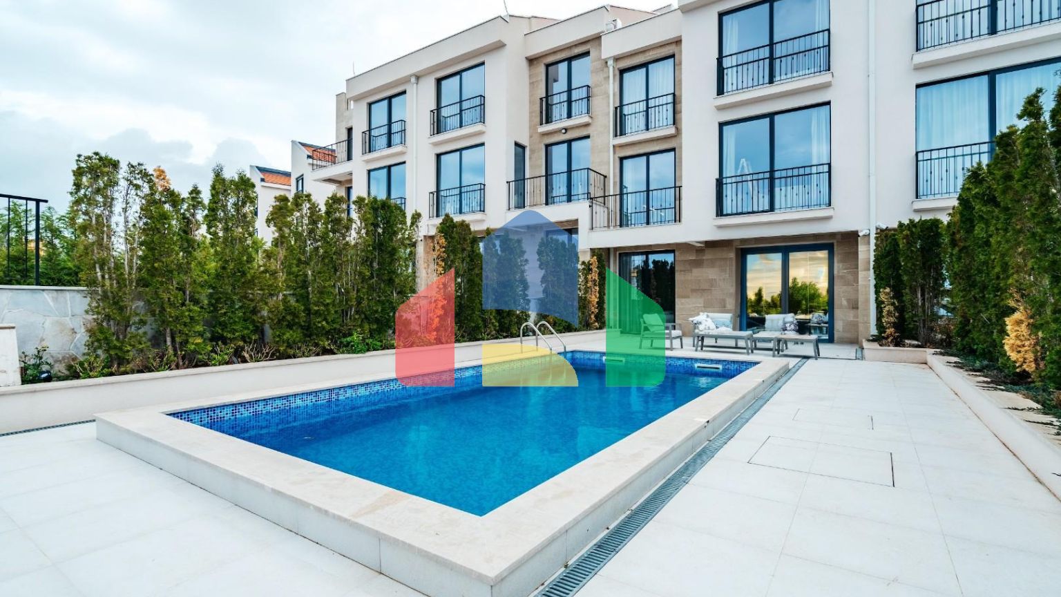 Роскошные таунхаусы с видом на море в закрытой резиденции в Будванской ривьере