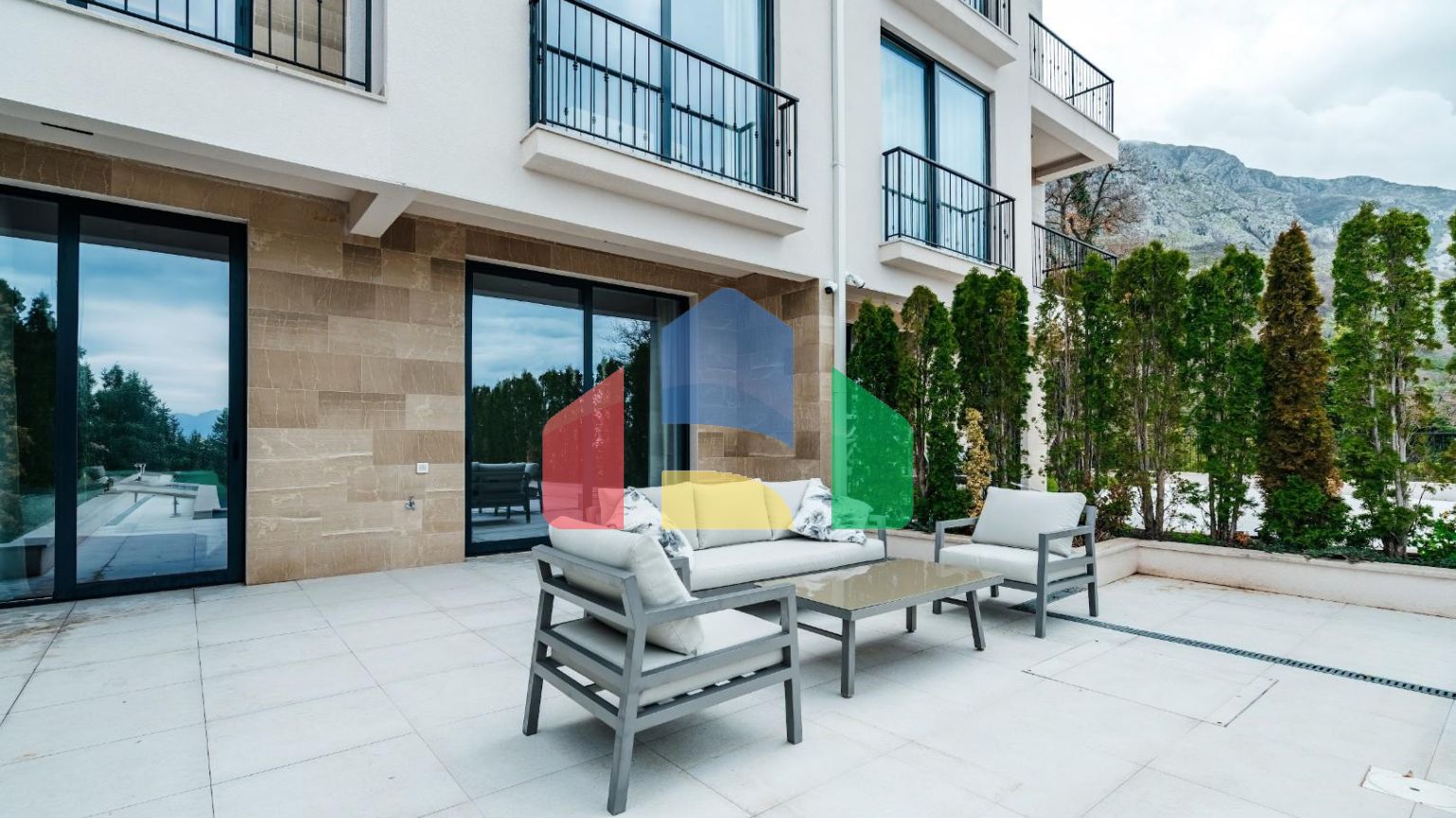 Роскошные таунхаусы с видом на море в закрытой резиденции в Будванской ривьере