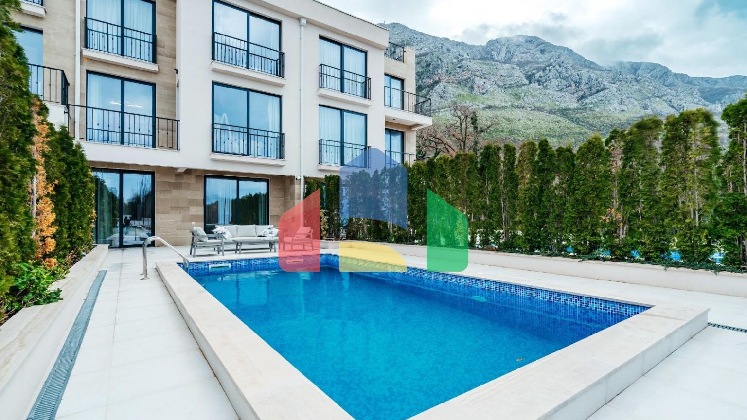 Таунхаус с панорамным видом на море в закрытой резиденции в Будванской ривьере