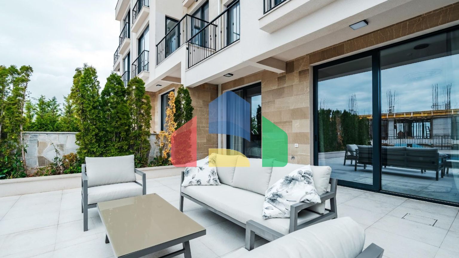 Таунхаус с панорамным видом на море в закрытой резиденции в Будванской ривьере