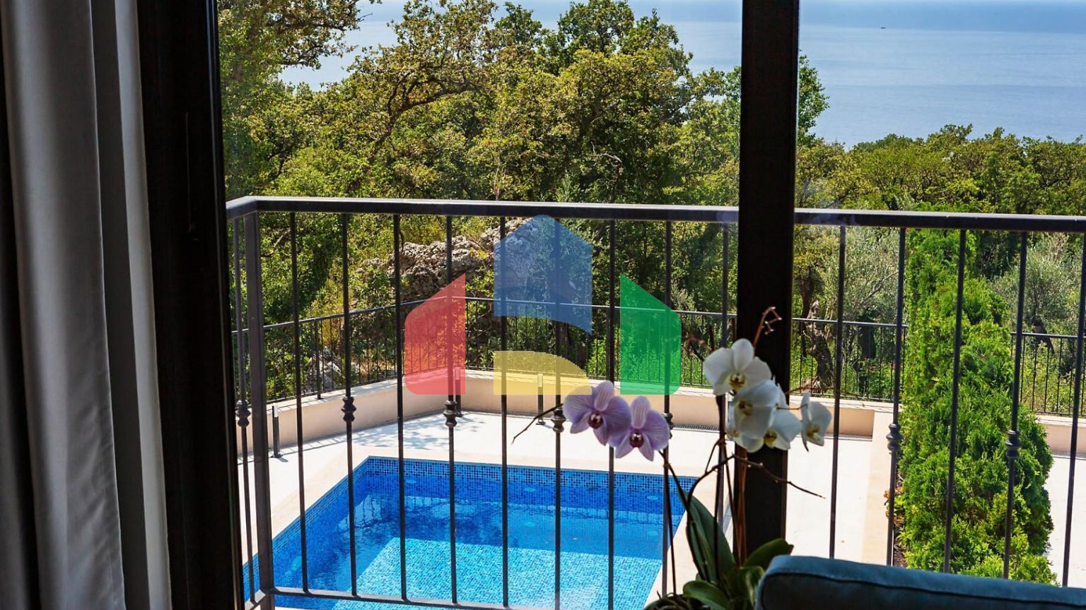 Таунхаус с панорамным видом на Адриатическое море в закрытом комплексе в Будванской ривьере