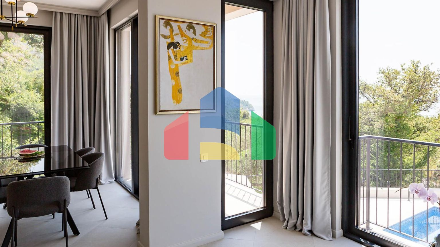 Таунхаус с панорамным видом на Адриатическое море в закрытом комплексе в Будванской ривьере