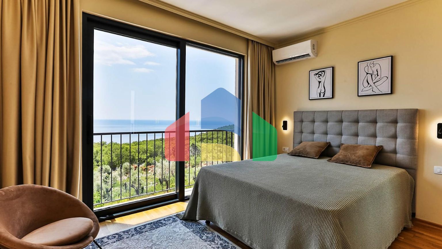 Таунхаус с панорамным видом на Адриатическое море в закрытом комплексе в Будванской ривьере