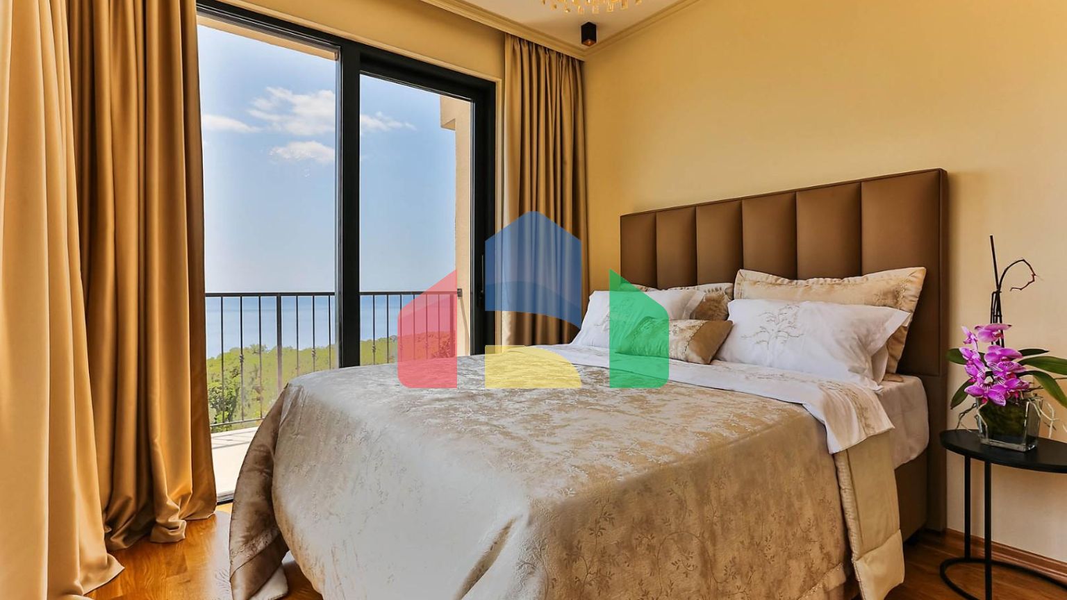 Таунхаус с панорамным видом на Адриатическое море в закрытом комплексе в Будванской ривьере