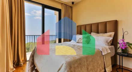 Таунхаус с панорамным видом на Адриатическое море в закрытом комплексе в Будванской ривьере