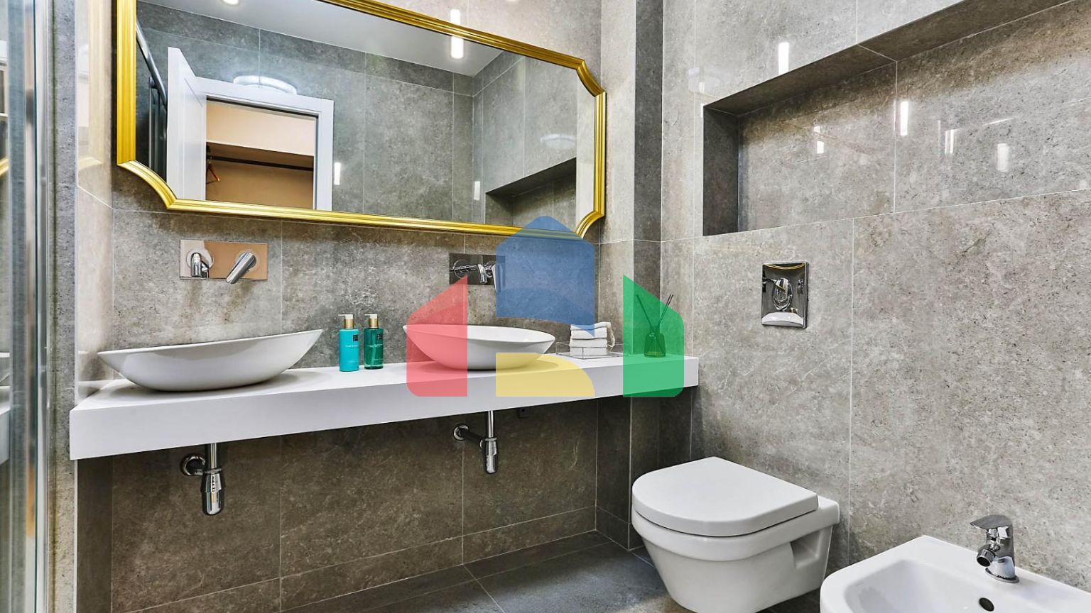 Таунхаус с панорамным видом на Адриатическое море в закрытом комплексе в Будванской ривьере