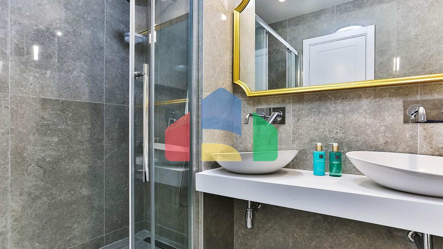 Таунхаус с панорамным видом на Адриатическое море в закрытом комплексе в Будванской ривьере