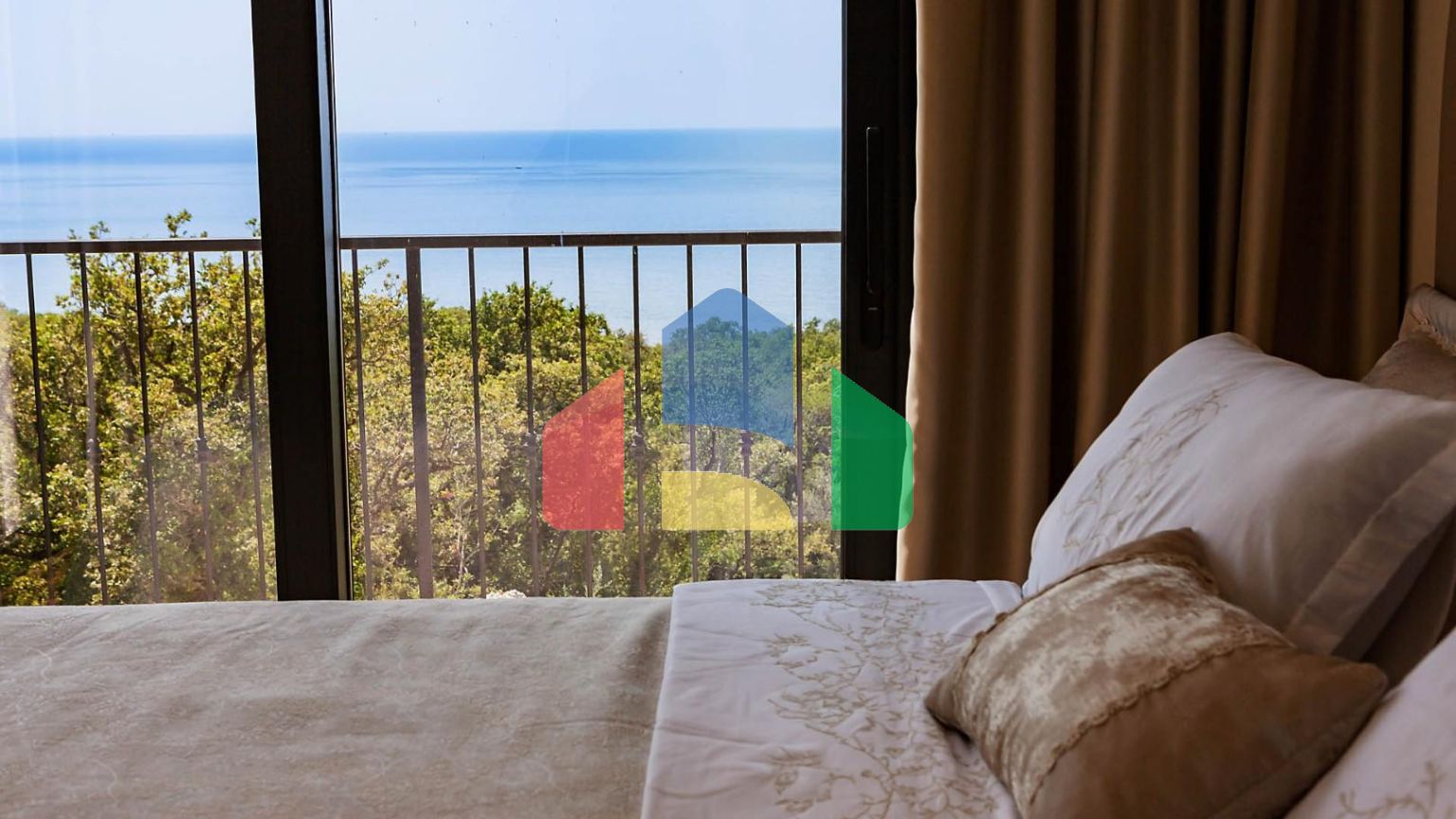 Таунхаус с панорамным видом на Адриатическое море в закрытом комплексе в Будванской ривьере