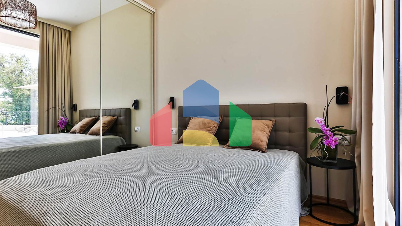 Таунхаус с панорамным видом на Адриатическое море в закрытом комплексе в Будванской ривьере