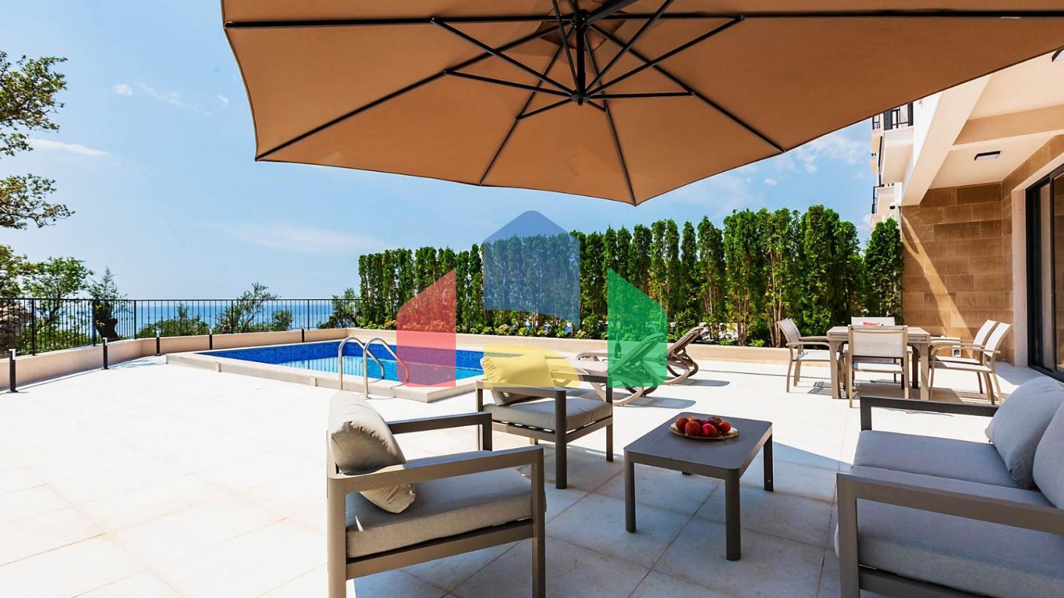 Таунхаус с панорамным видом на Адриатическое море в закрытом комплексе в Будванской ривьере