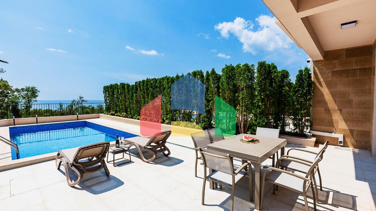 Таунхаус с панорамным видом на Адриатическое море в закрытом комплексе в Будванской ривьере