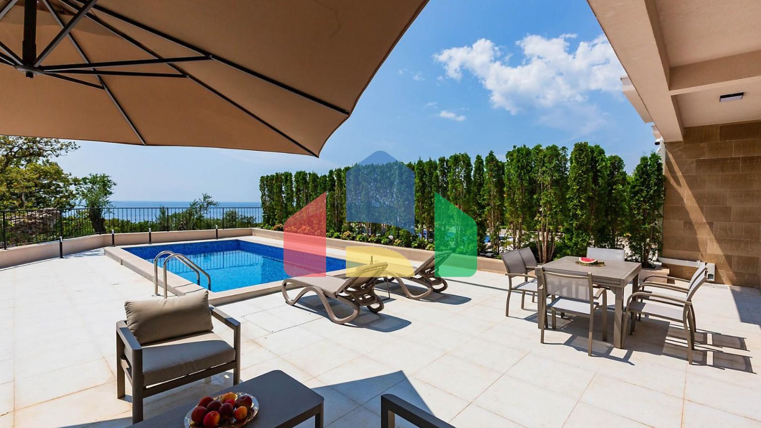 Таунхаус с панорамным видом на Адриатическое море в закрытом комплексе в Будванской ривьере