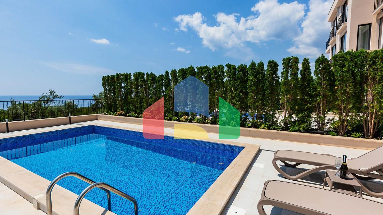 Таунхаус с панорамным видом на Адриатическое море в закрытом комплексе в Будванской ривьере