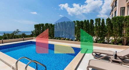 Таунхаус с панорамным видом на Адриатическое море в закрытом комплексе в Будванской ривьере