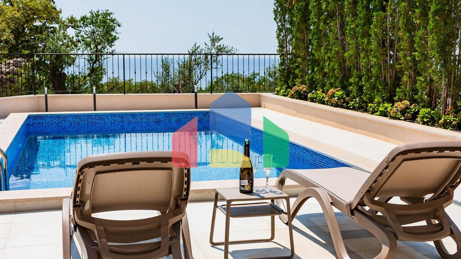 Таунхаус с панорамным видом на Адриатическое море в закрытом комплексе в Будванской ривьере