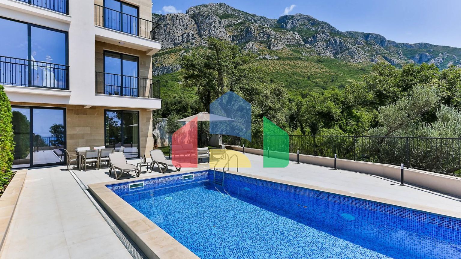 Таунхаус с панорамным видом на Адриатическое море в закрытом комплексе в Будванской ривьере