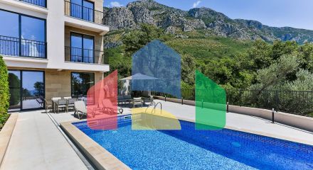 Таунхаус с панорамным видом на Адриатическое море в закрытом комплексе в Будванской ривьере