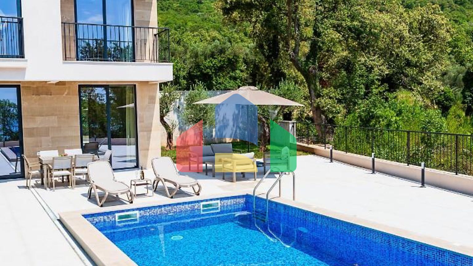 Таунхаус с панорамным видом на Адриатическое море в закрытом комплексе в Будванской ривьере