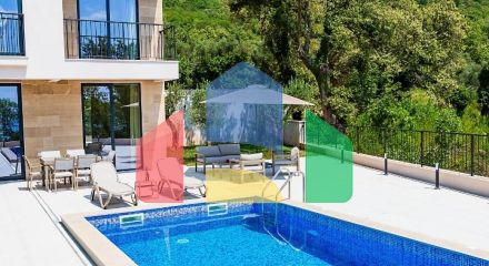 Таунхаус с панорамным видом на Адриатическое море в закрытом комплексе в Будванской ривьере