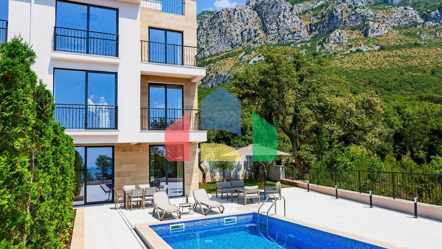 Таунхаус с панорамным видом на Адриатическое море в закрытом комплексе в Будванской ривьере