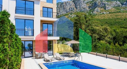 Таунхаус с панорамным видом на Адриатическое море в закрытом комплексе в Будванской ривьере