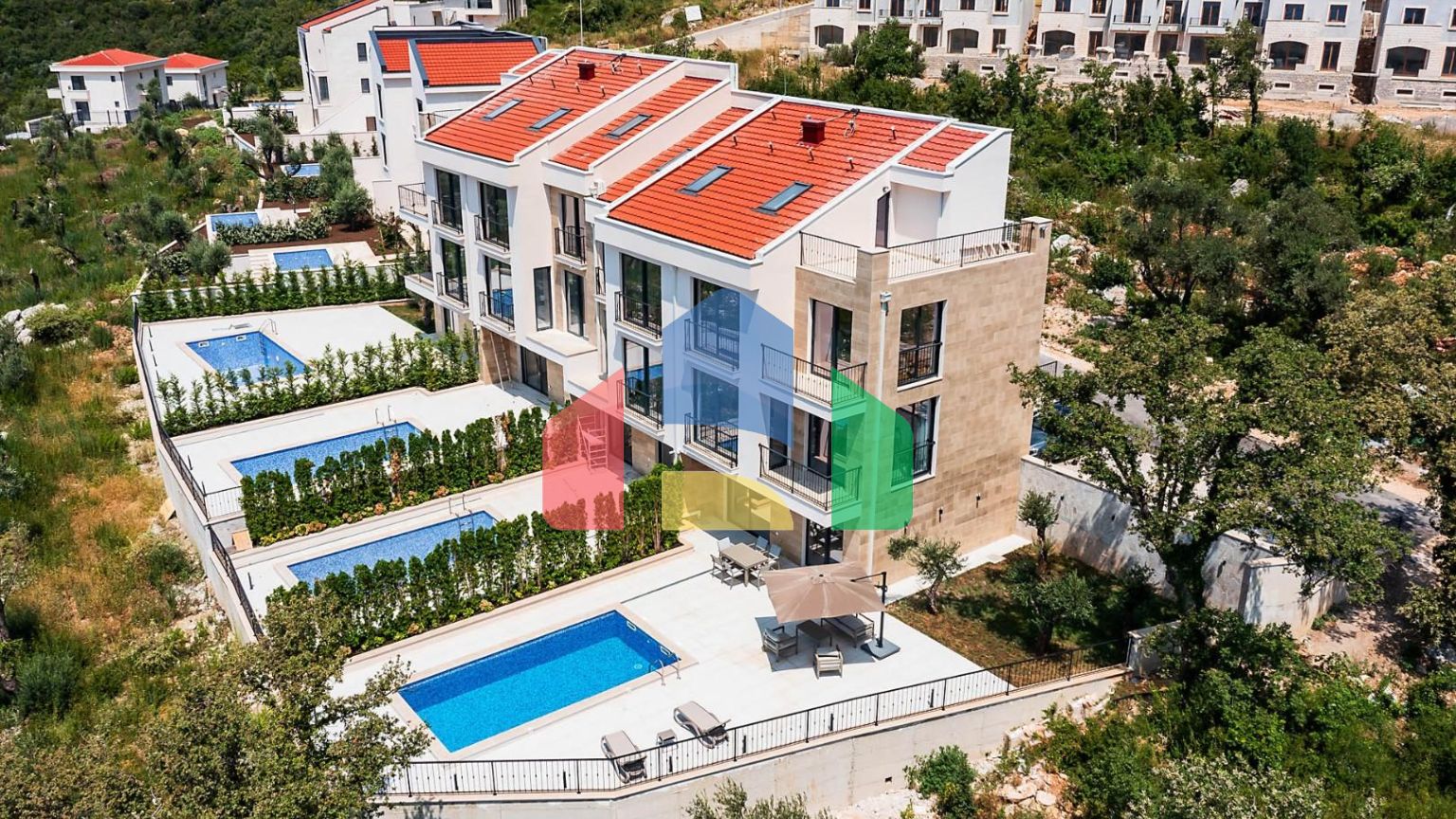 Таунхаус с панорамным видом на Адриатическое море в закрытом комплексе в Будванской ривьере