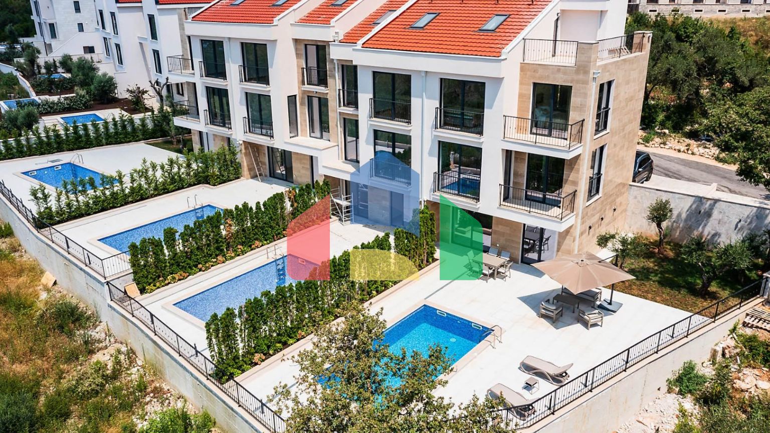 Таунхаус с панорамным видом на Адриатическое море в закрытом комплексе в Будванской ривьере