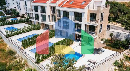 Таунхаус с панорамным видом на Адриатическое море в закрытом комплексе в Будванской ривьере