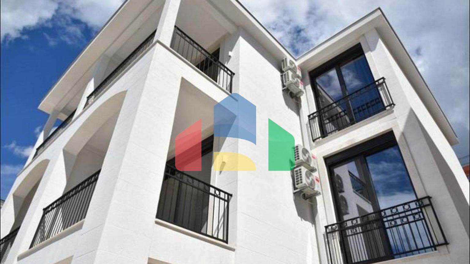 ПРОДАЁТСЯ – Роскошные апартаменты с видом на море | Эксклюзивное место рядом с Будвой | Гаражное место включено в стоимость