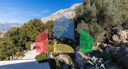 Элегантный каменный особняк с видом на море рядом со Святой Стефан