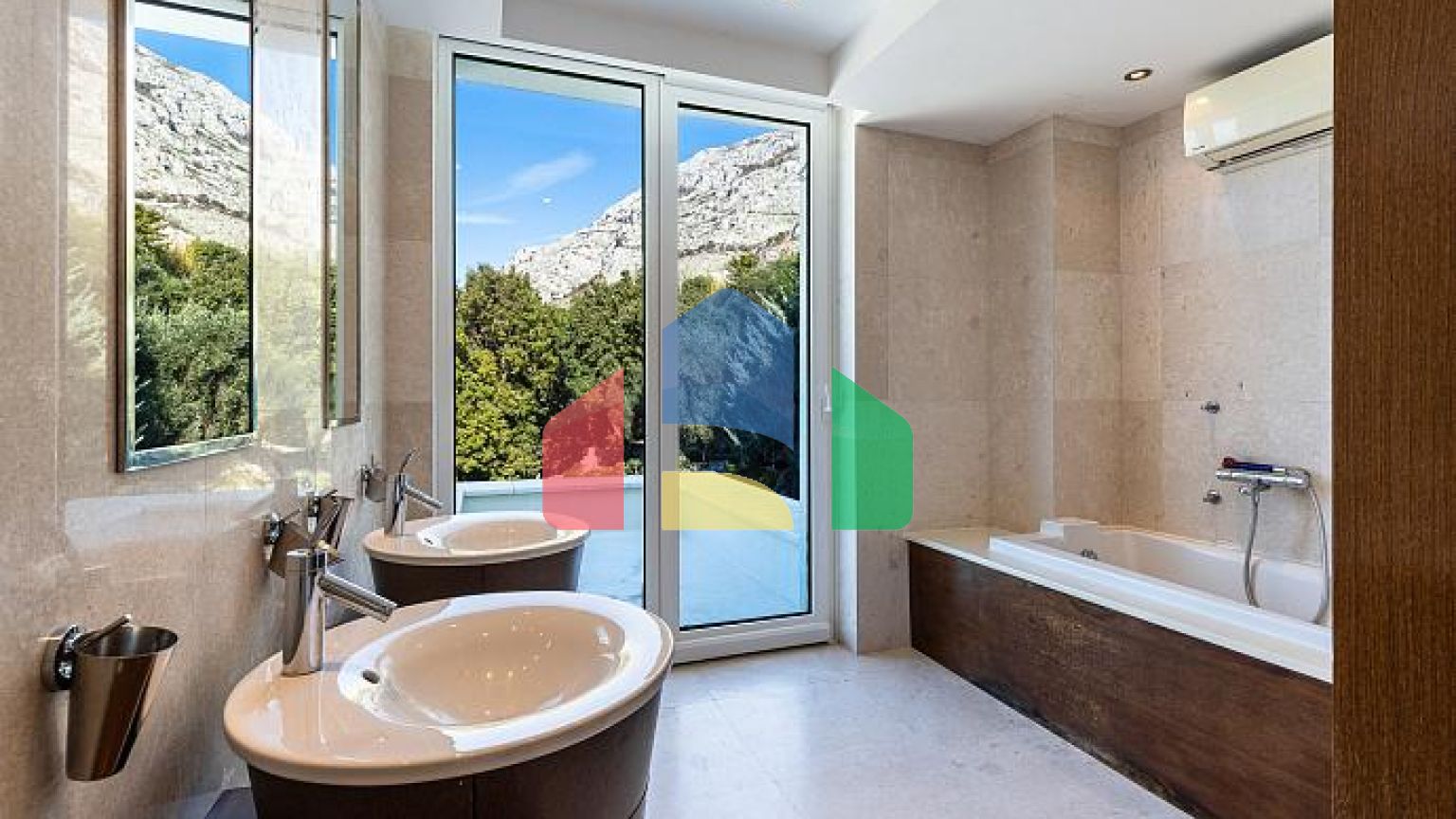 Элегантный каменный особняк с видом на море рядом со Святой Стефан