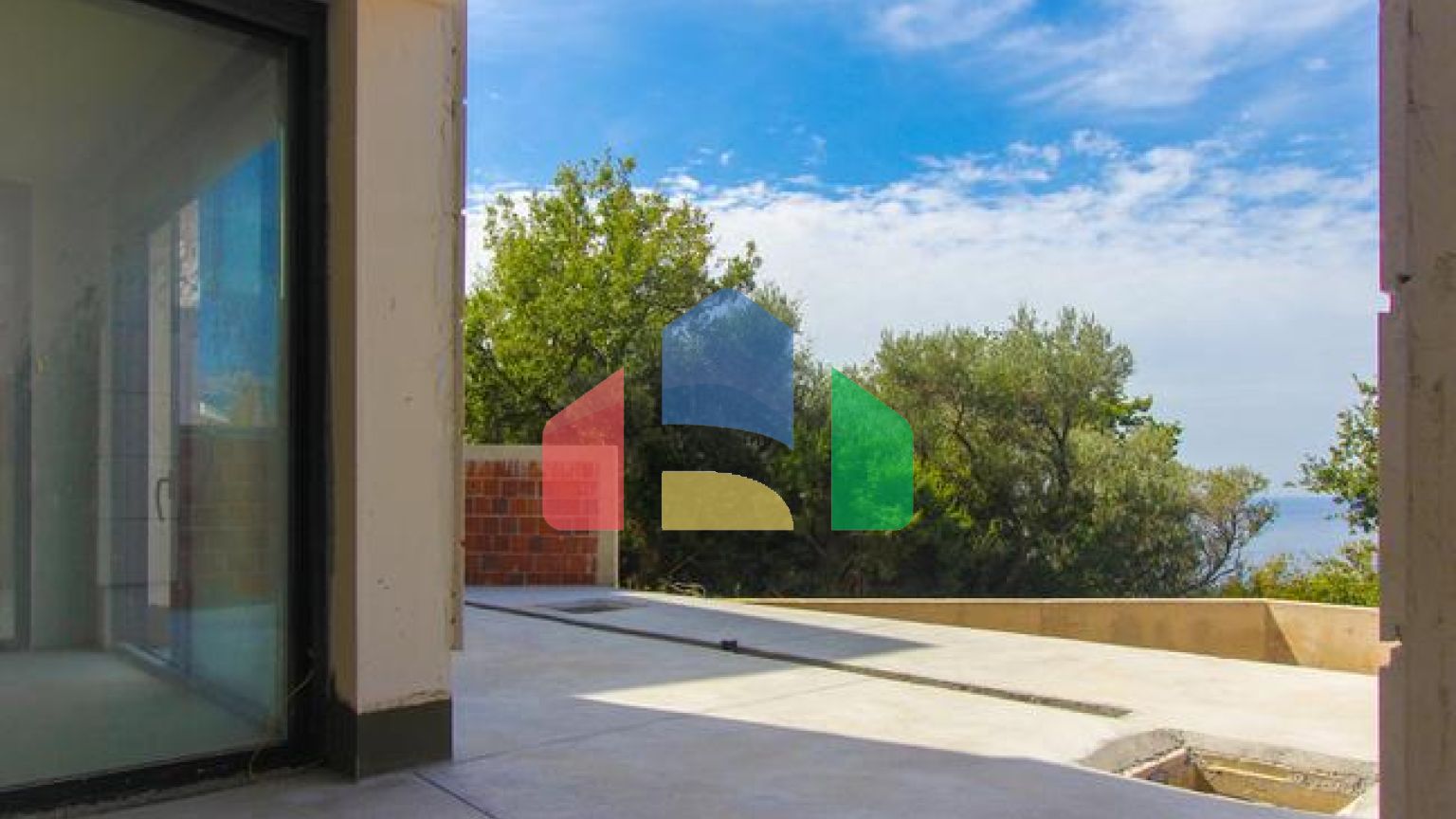 Две великолепные виллы, с изысканным дизайном и непревзойденным видом на сверкающее море.