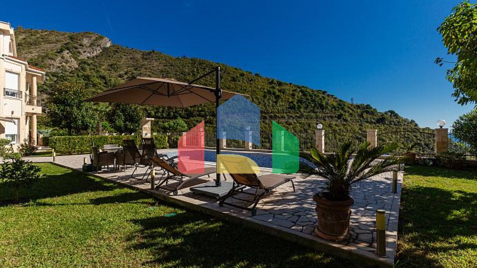 Элегантность и умиротворение в роскошной вилле с панорамным видом на море.