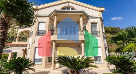 Элегантность и умиротворение в роскошной вилле с панорамным видом на море.