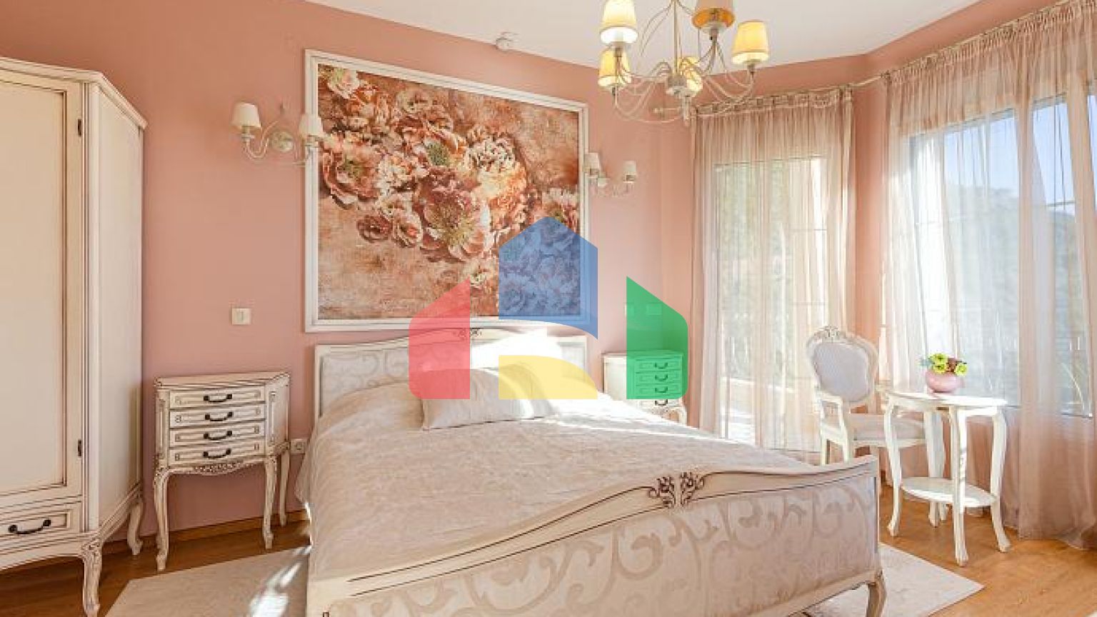 Элегантность и умиротворение в роскошной вилле с панорамным видом на море.