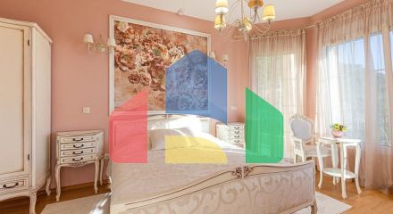 Элегантность и умиротворение в роскошной вилле с панорамным видом на море.