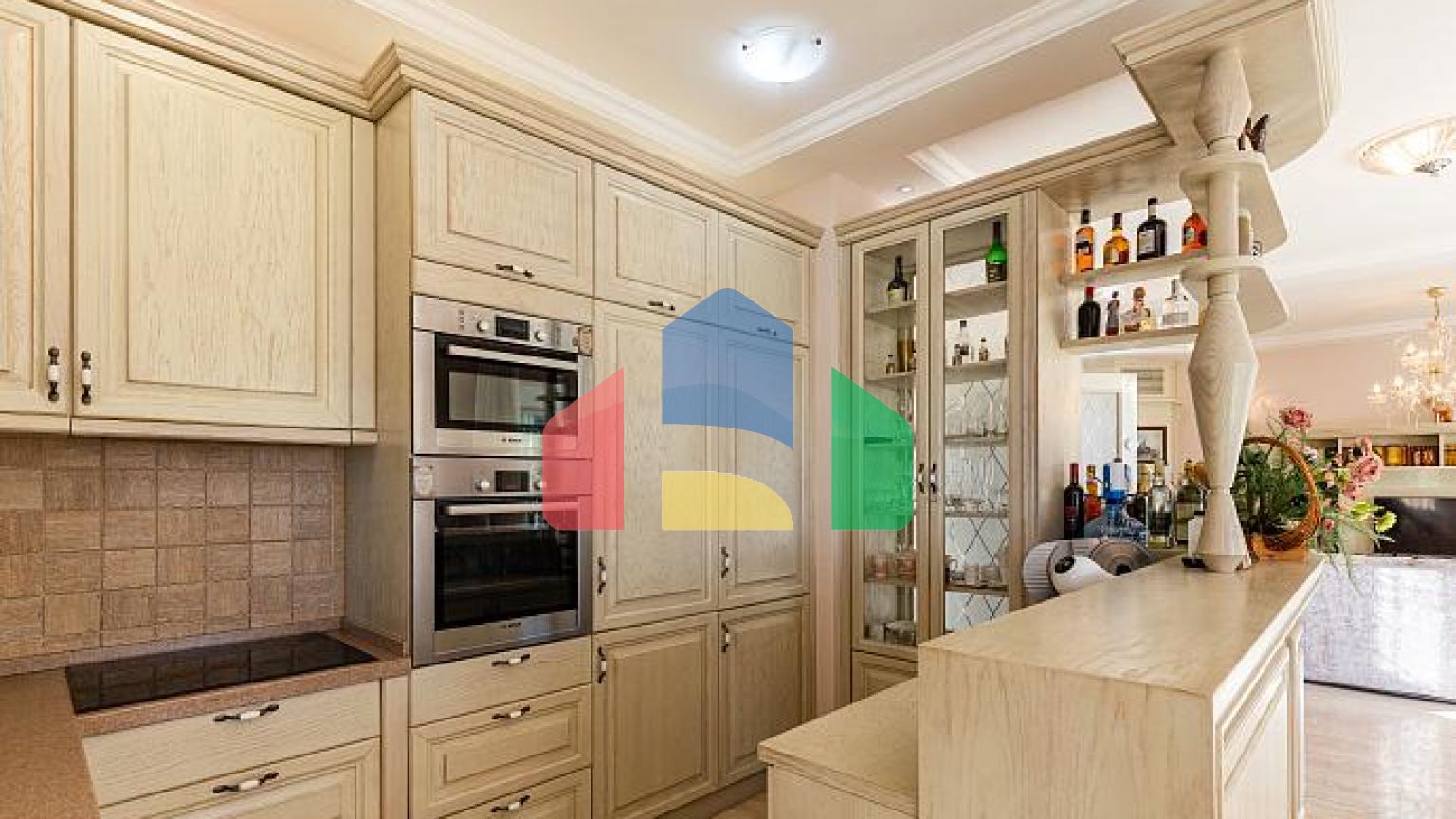 Элегантность и умиротворение в роскошной вилле с панорамным видом на море.